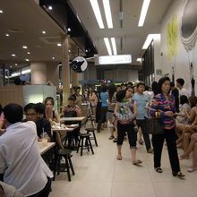 左がアフターユー、右に並んだ椅子が待ちの人たち　大人気