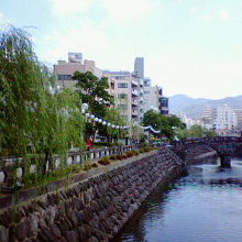 川沿いのしだれ柳が涼しげです。