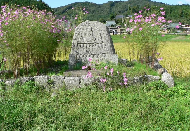 室町時代後期の像、豊能町（とよのちょう）石仏の里の余野十三仏（二面石仏）