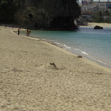 水遊びをするファミリー