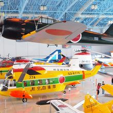 展示格納庫にはたくさんの航空機