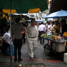 屋台も出て賑わっている