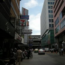 夜になるとコスプレのお姉ちゃんが立ち並ぶ通り