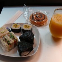 料理はビュッフェスタイル。色んなものが食べられます。