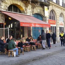 いかにもパリらしいレストランのテラス席
