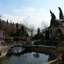 富士山とヨーロピアンな建物が上手く溶け込んでます