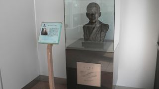 賑やかな交差点付近に隠れるように佇む胸像