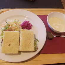 サンドイッチには、冷製スープや食後（食前でも可）の珈琲付き。