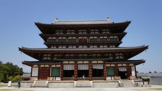 本尊薬師如来に、日光菩薩、月光菩薩という薬師三尊像を安置する建物