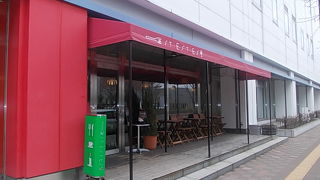 お洒落に飲食を楽しめるお店です