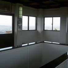 内部は意外とがらんとしてます