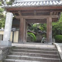 古墳の入り口お寺の門です