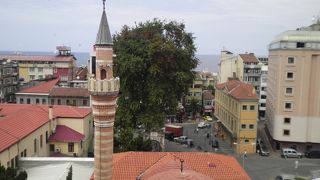 ヌール・ホテルのまん前にある大きなモスク、イスカンデル・パシャ・モスクは市民のモスク