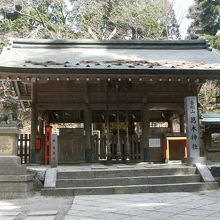 山頂に建つ葛木神社