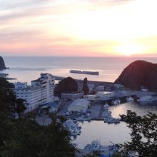 ウトロ港を見下ろす高台に温泉宿がたくさんあります
