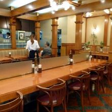 カウンターとテーブル席 