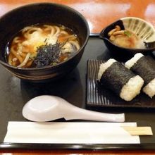 とろろうどんとおむすびセット 