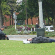 寝てるし・・・・酒のんでるし・・・・・