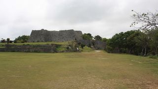 しっかりと石垣が残っています