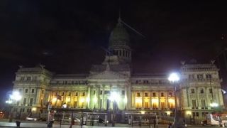 五月通りで大統領府と結ばれています