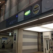 ここからエスカレータを登ります