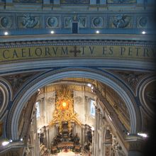 クーポラから見たサンピエトロ大聖堂内