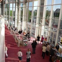 ガラスの外には運河も見えます．