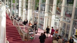 大きなホールです．