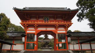 豊国廟に行く途中の赤いきれいな建物です