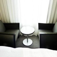 窓側にはソファー 