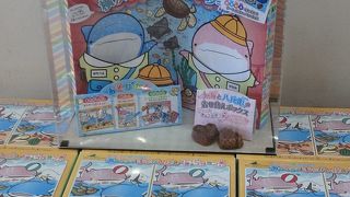 海のインテリア雑貨からお菓子などのお土産が充実