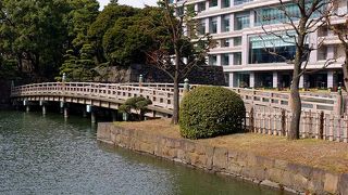 この木橋は戦後復元されたもので、現在の江戸城の木橋は、平河門と和田倉門の二つだけです