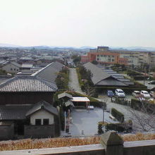 上から眺めると、きれいに屋敷と緑の植え込みが並んでいます。