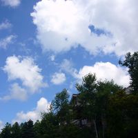 青空に映えるホテルです