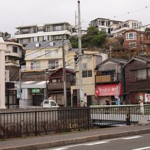 ペンションなどが建ち並ぶ駅周辺