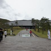 少し驚いたのは、背後の若草山を借景とする日本庭園