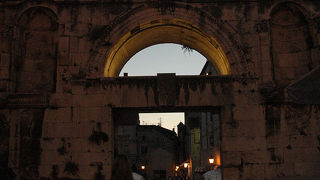 ペリスティルへと続く門