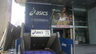 明治神宮前駅のそば