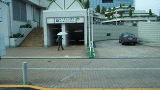 「赤のりば」は、東へ向かう路線、「青のりば」は西へ向かう路線