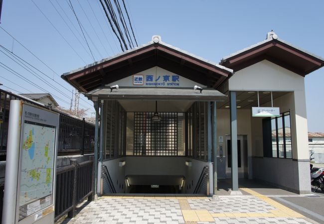 降りるともう薬師寺の山門はすぐです