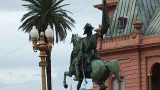 五月広場にあります