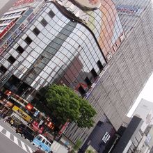 はす向かいのソニービルですね