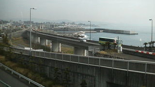 電車から見える車窓一杯に広がる海景色