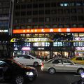 同じ建物に有名な北京ダックで有名な店があります