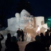 横手の雪まつり(横手かまくら) --- 東北を代表する冬の祭りです。「かまくら」や「雪像」がいっぱい！