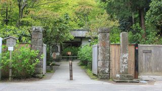 せせらぎの音と季節の花々に癒される。