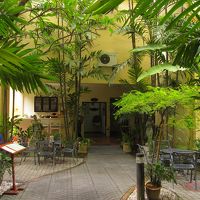 カフェはこちら。スパは奥。