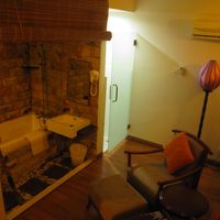 バスルームがリビング直結。トイレは奥の明るいところです。