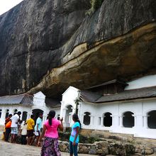 この岩の中に壁画が