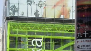 文化村通りからも見えるほど目立ちます